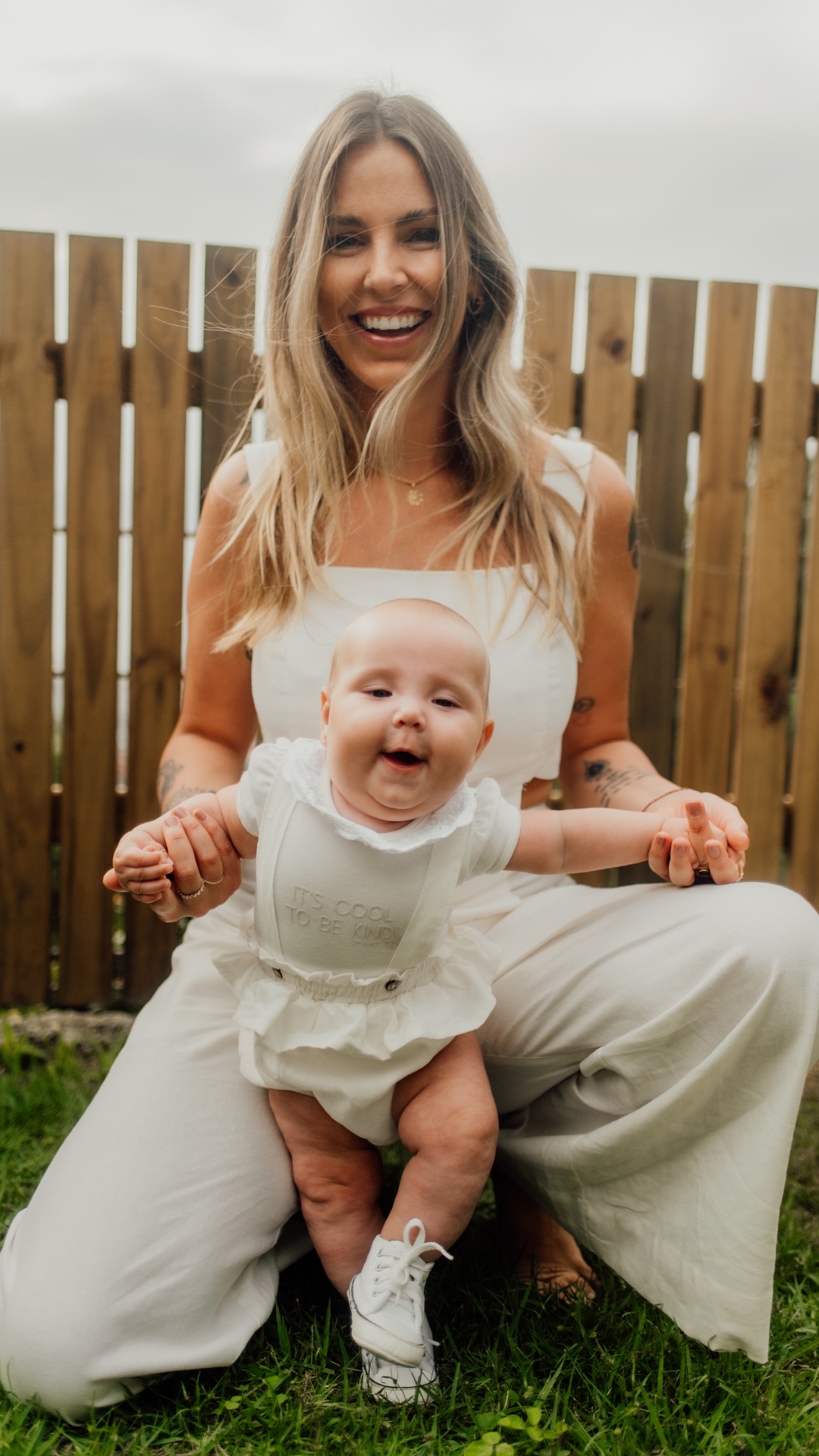 Mãe emocionada segurando recém-nascido logo após o parto