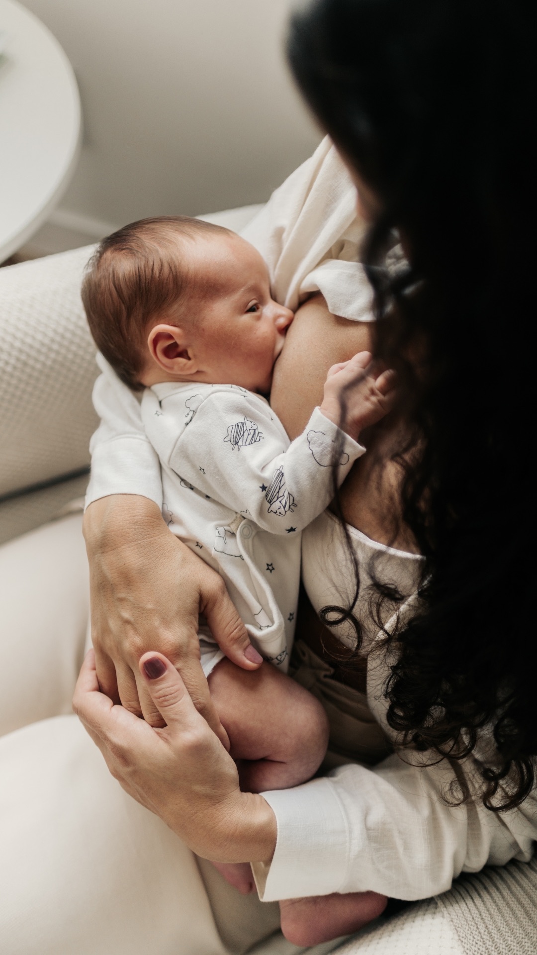 Bebê recém-nascido em registro fotográfico das primeiras horas de vida