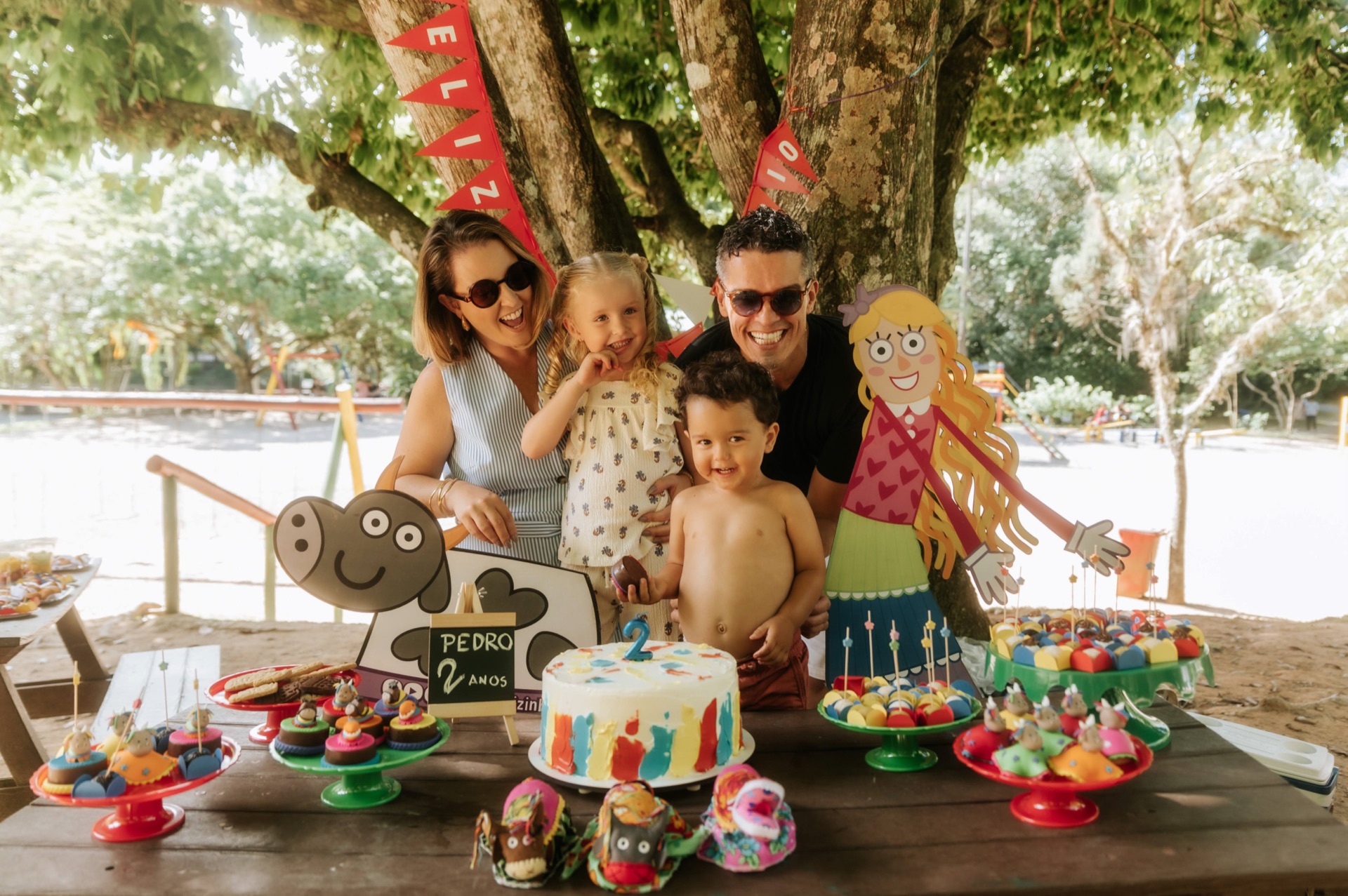 Criança soprando vela em festa de aniversário registrada pela Iluminar