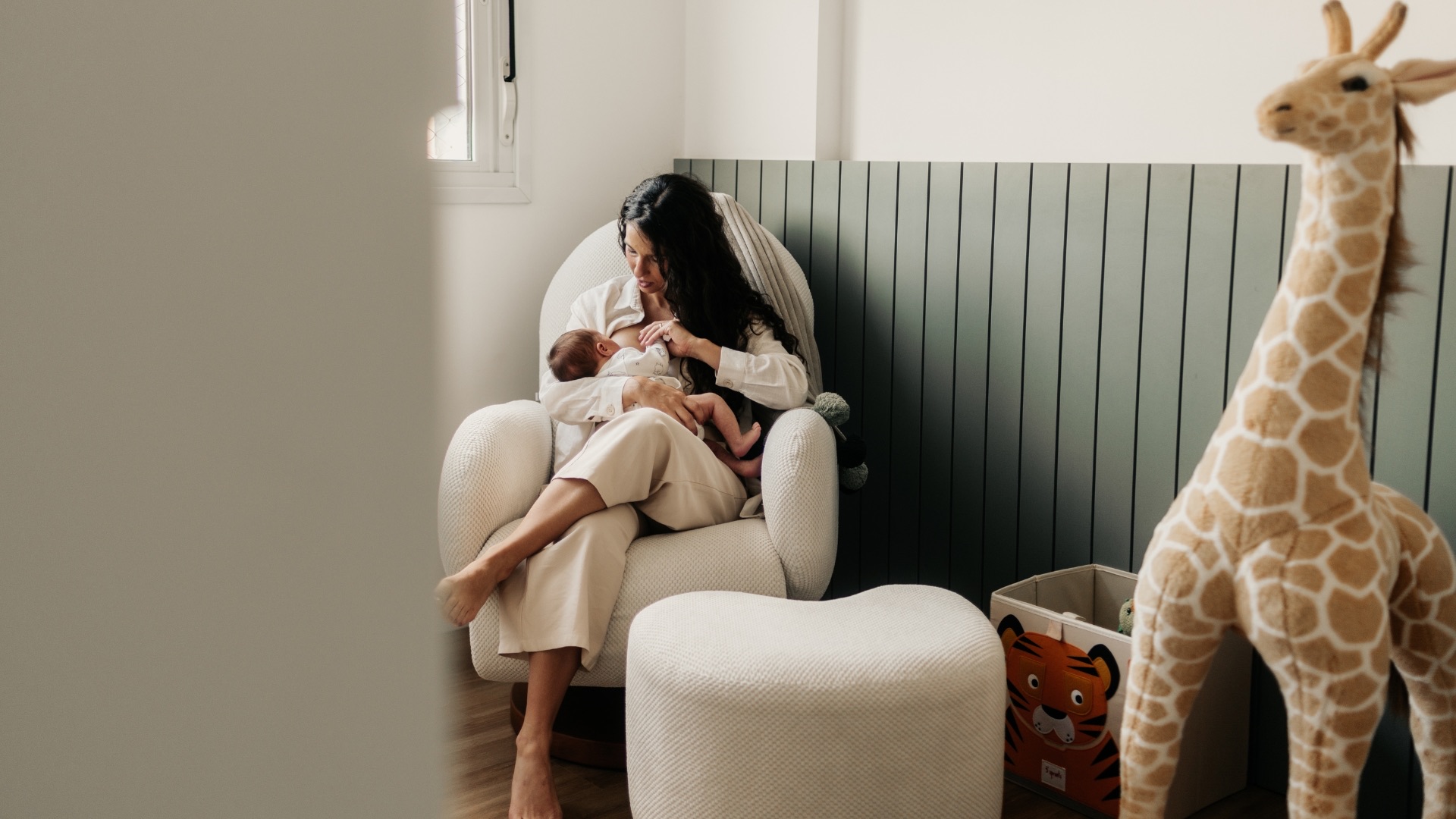 Recém-nascido nos braços da mãe durante ensaio Bem-Vindo em casa