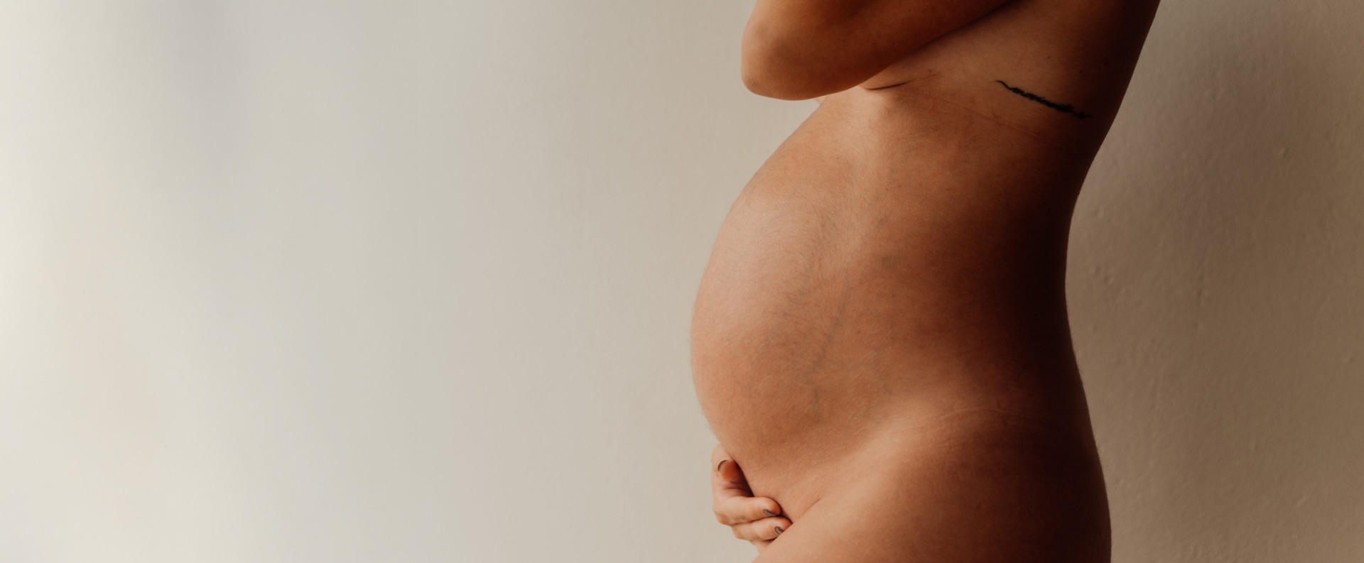 Mãe segurando recém-nascido em momento emocionante após o parto